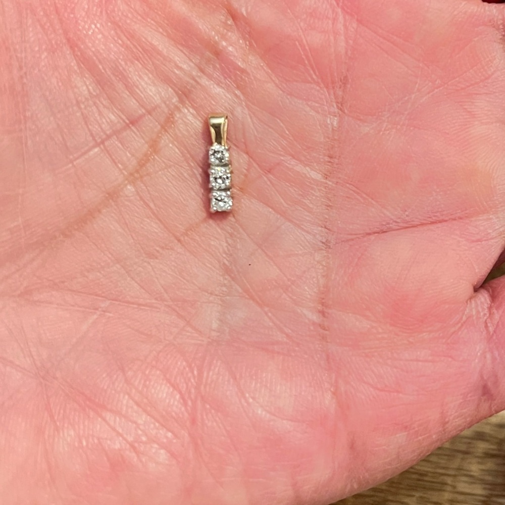 Elegant 10K Gold Round Natural Diamond Pendant 0.13ct Approx. - Picture 3 of 5
